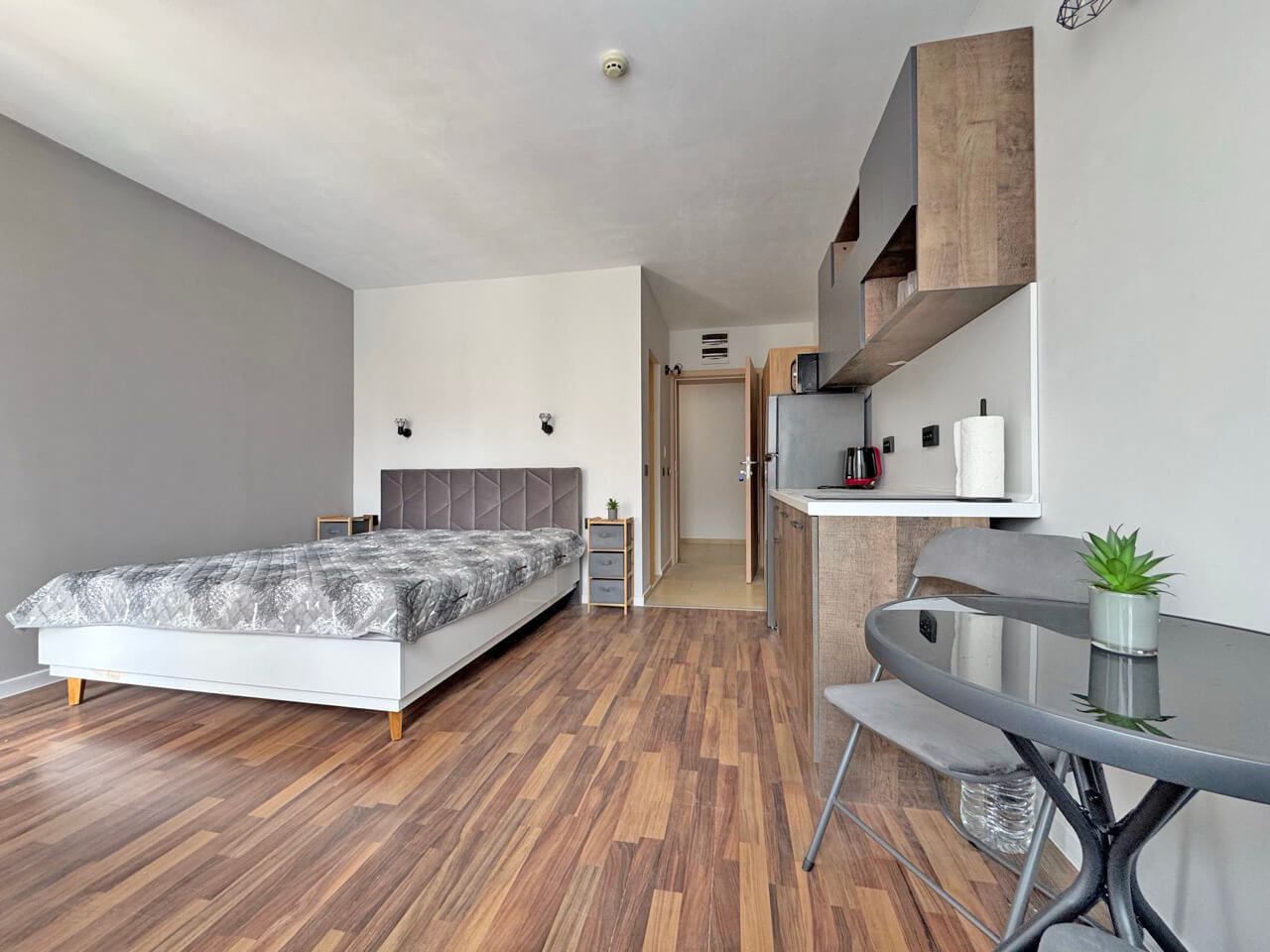 Gemütliches Studio mit Poolblick in einer prestigeträchtigen Anlage an der Grenze zwischen Nessebar und Sonnenstrand