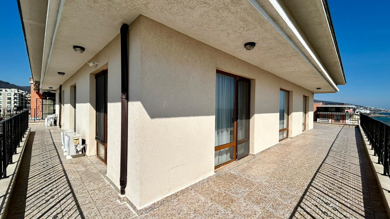 Sveti Vlas – Drei-Zimmer-Wohnung mit direktem Panoramablick auf das Meer in einer Anlage in erster Linie