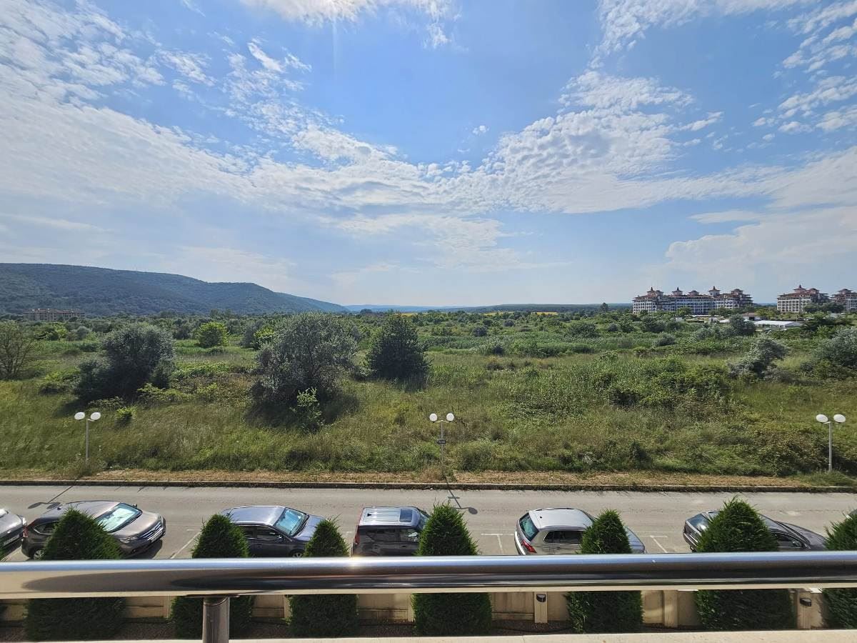 Luxuriöse Drei-Zimmer-Wohnung mit drei Schlafzimmern in erster Meereslinie in Obzor – Panoramablick auf Meer und Berge