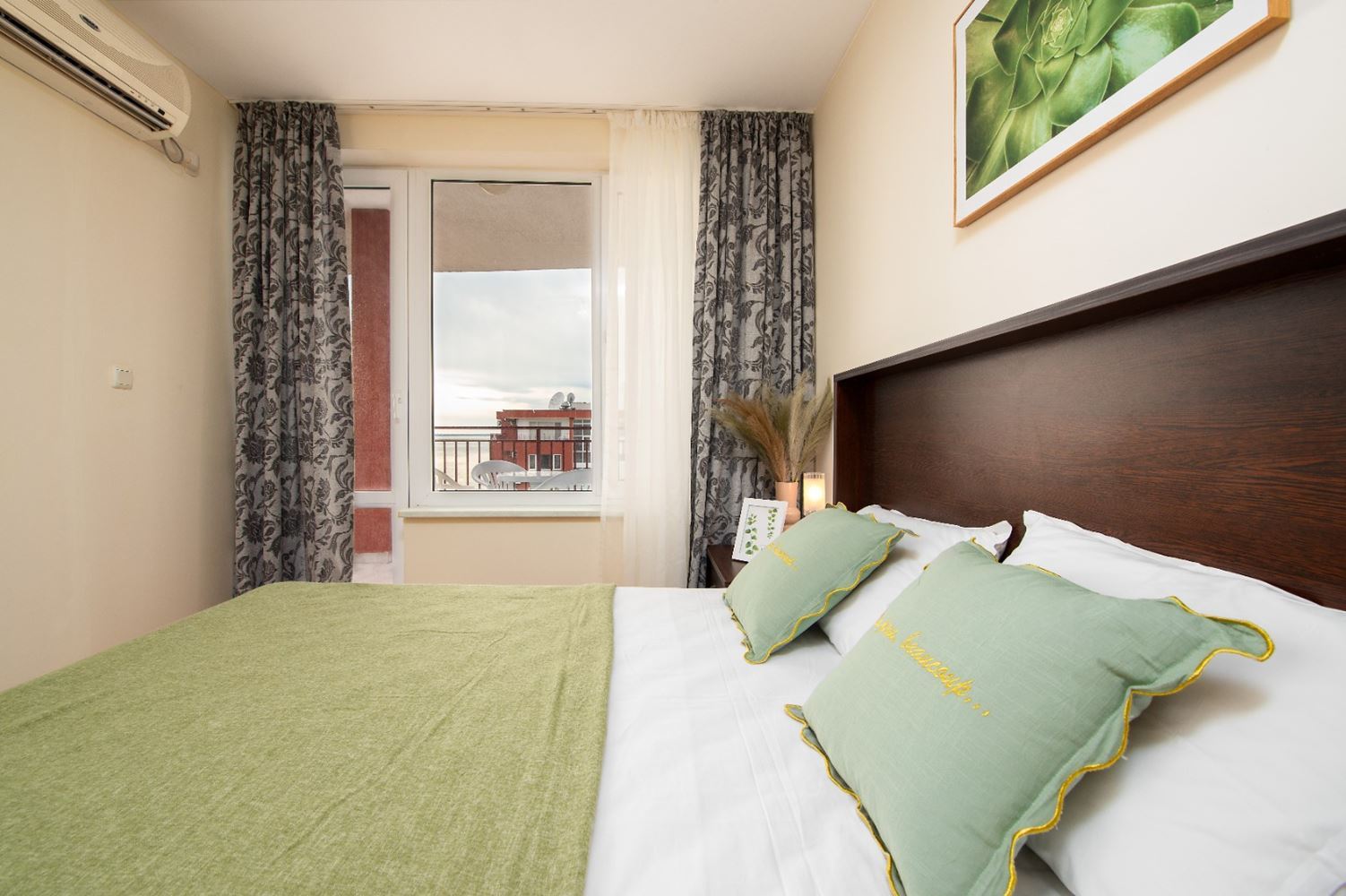 Stilvolles Zwei-Schlafzimmer-Apartment in erster Meereslinie mit direktem Meerblick in Sveti Vlas – Raum, Luxus und vollständige Annehmlichkeiten