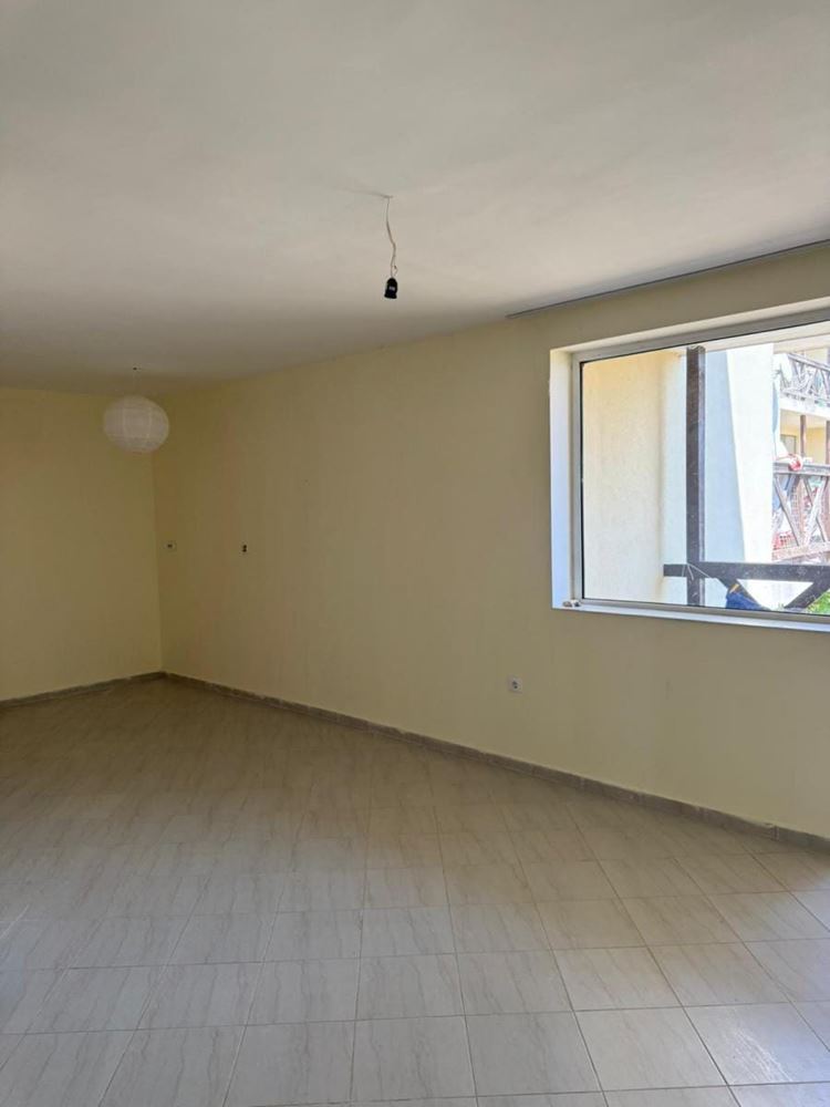 Geräumige Drei-Zimmer-Wohnung mit Meerblick, 500 m vom Strand entfernt in Chernomorets