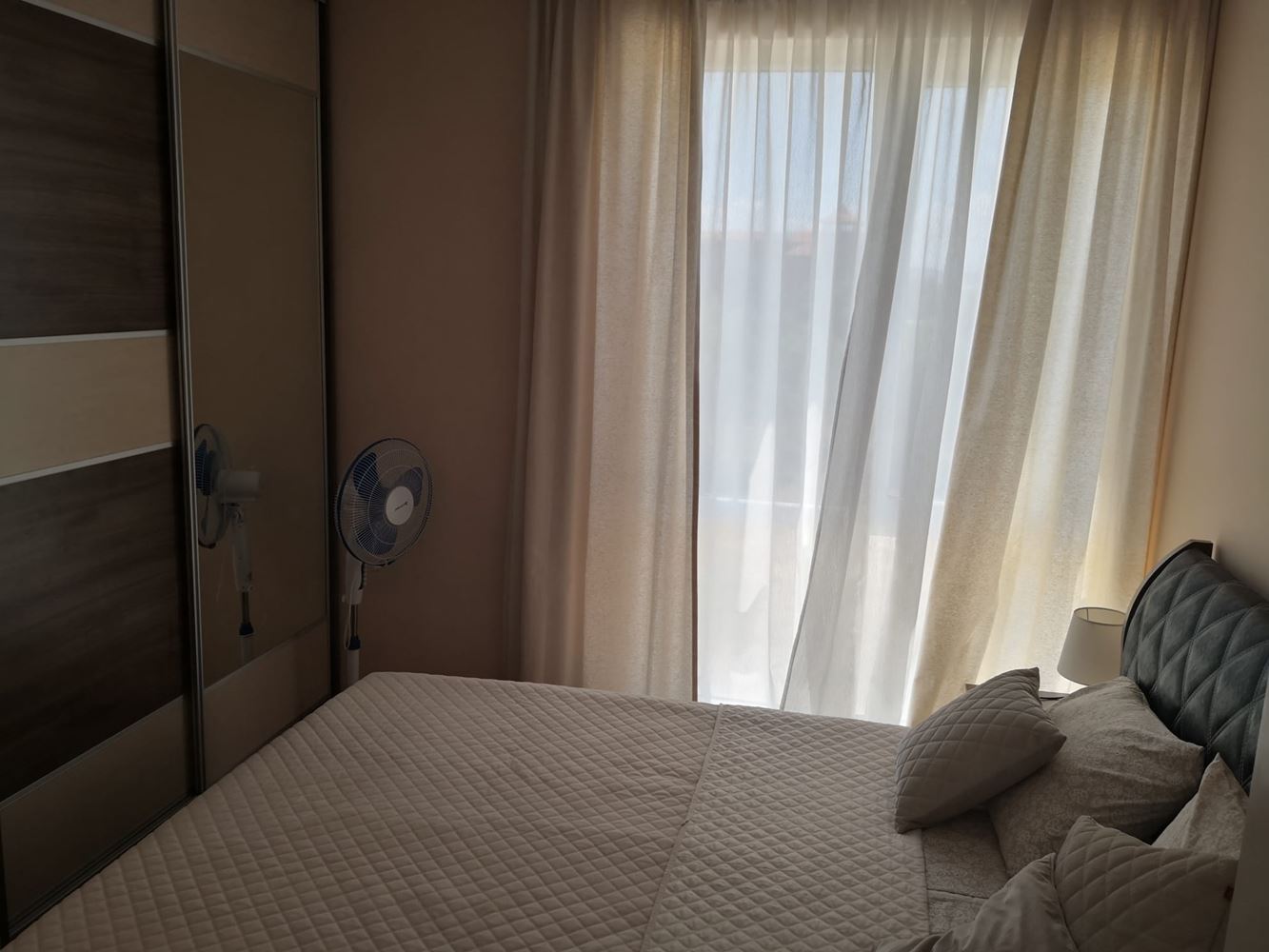 Geräumiges Apartment mit zwei Schlafzimmern und Blick auf den Pool und den Garten – vollständig möbliert in einer modernen Anlage in Sonnenstrand
