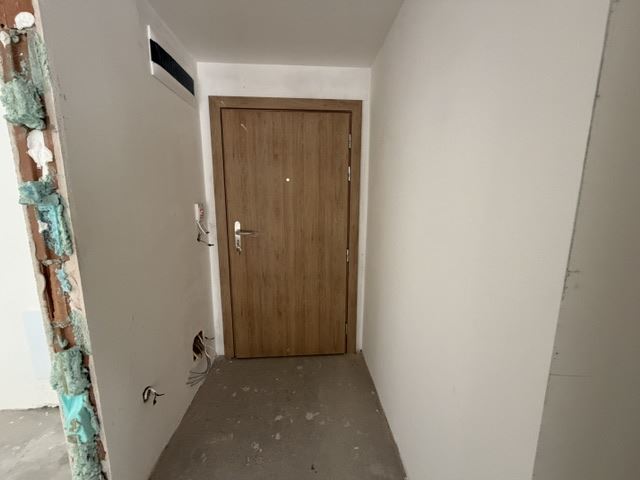 Drei-Zimmer-Wohnung mit zwei Schlafzimmern, eigenem Garten und zwei Stellplätzen in einem neuen Luxusgebäude im Herzen von Burgas
