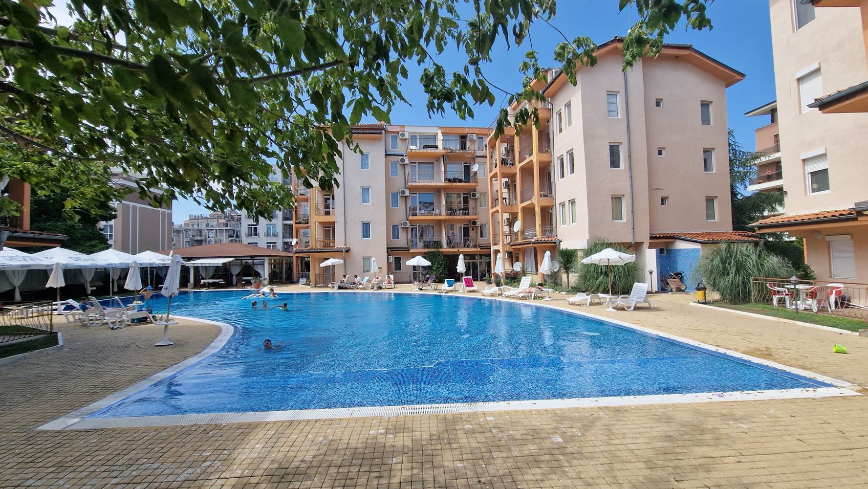Drei-Zimmer-Wohnung mit Südausrichtung und Blick auf den Pool in Sonnenstrand