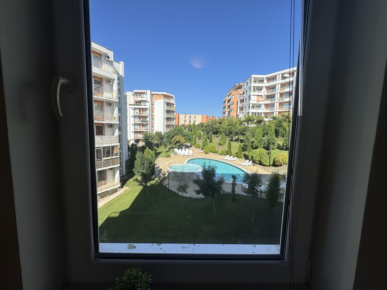 Geräumiges Studio in Sveti Vlas mit schönem Blick auf den Pool – hervorragende Investition am Meer