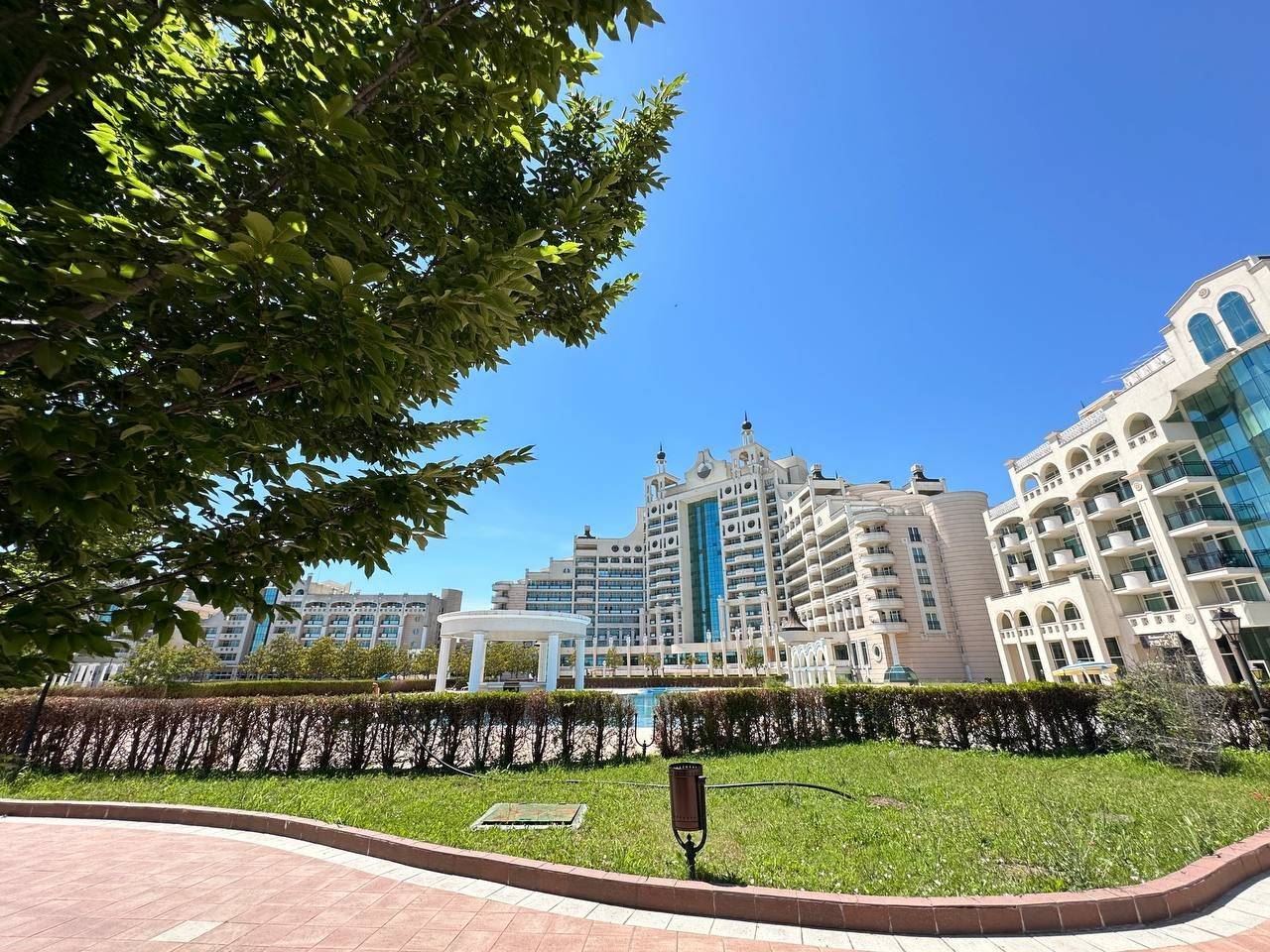 Geräumige Wohnung mit Meerblick in erster Meereslinie in Pomorie – Ferienimmobilie mit dem Gefühl eines luxuriösen Resorts