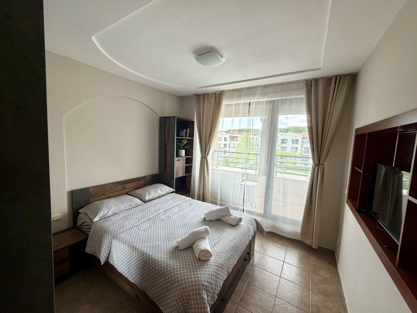 Möblierte Zwei-Zimmer-Wohnung (Wohnung mit einem Schlafzimmer) in einem Elite-Komplex mit Pools und Sportanlagen