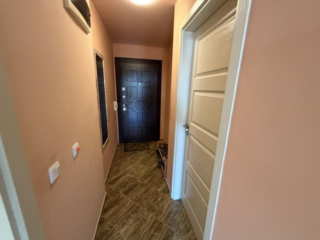 Geräumige Zwei-Zimmer-Wohnung mit Meerblick im Herzen von Sarafowo und der Möglichkeit zum Umbau in eine Drei-Zimmer-Wohnung