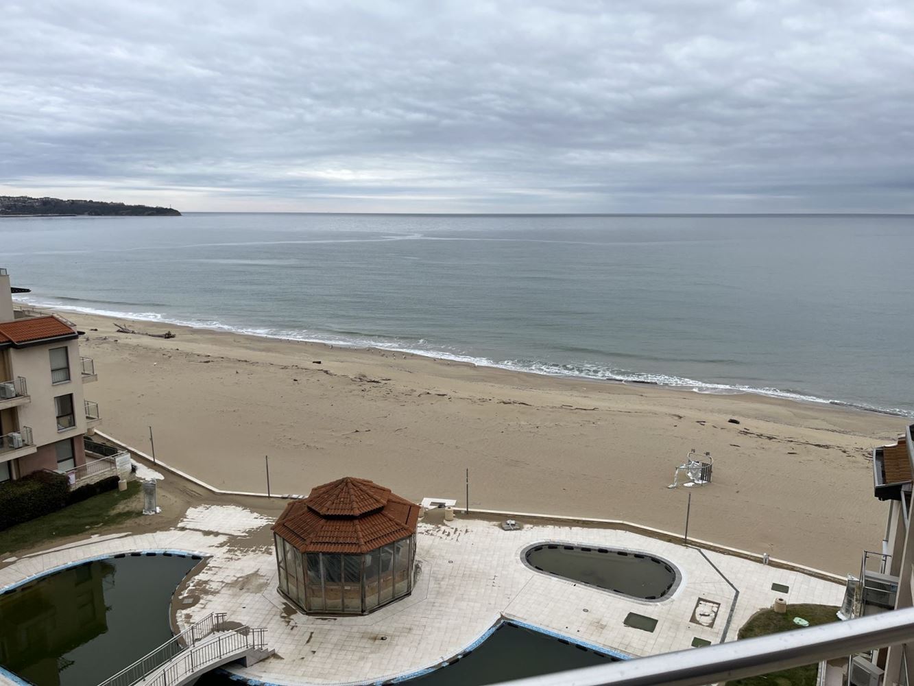 Obzor – möblierte Ein-Zimmer-Wohnung in erster Meereslinie mit Panoramameerblick