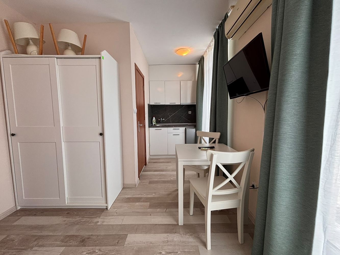 Möbliertes Studio mit Panoramaterrasse und Poolblick in Sonnenstrand – Komfort und SPA-Annehmlichkeiten das ganze Jahr über