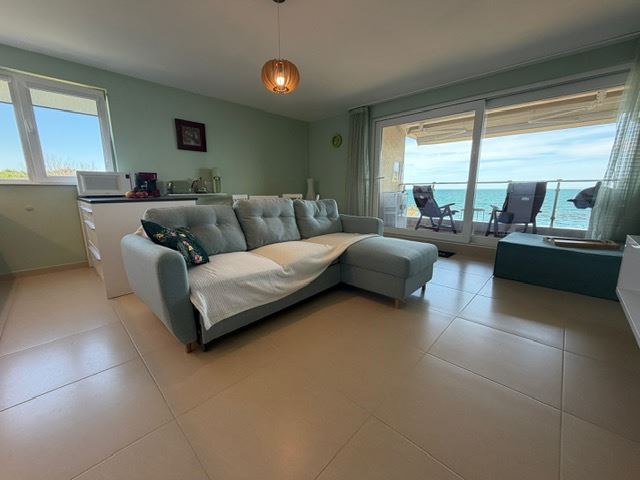 Geräumiges Appartment mit zwei Schlafzimmern in erster Meereslinie mit frontalem Panoramablick auf das Meer
