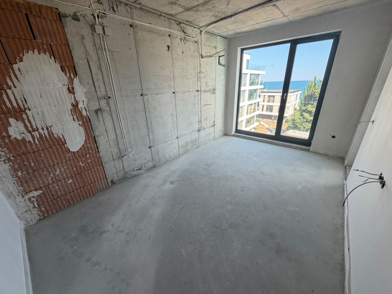 Nagelneue 2-Zimmer-Wohnung mit direktem Panoramameerblick in Ravda – Erstklassiger Komfort und traumhafte Aussicht aus jedem Wohnraum