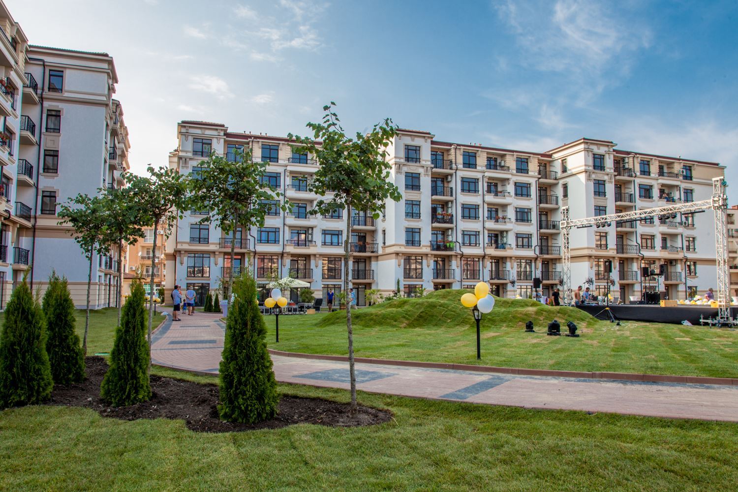 Gemütliche Zweizimmerwohnung in Pomorie mit niedriger Jahresgebühr und Blick auf einen begrünten Innenhof