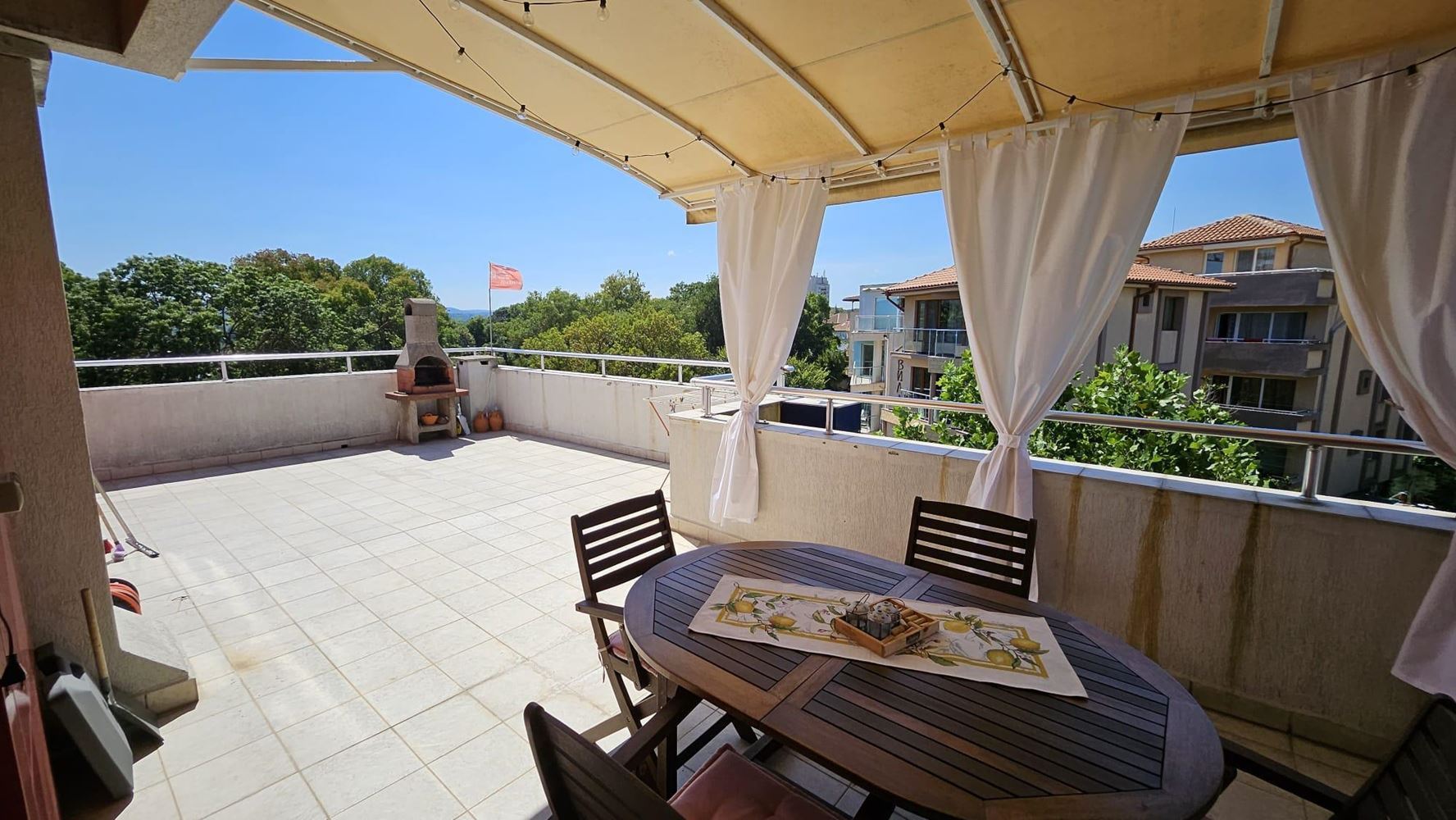 Drei-Zimmer-Wohnung in erster Meereslinie in Kiten mit Panoramablick auf das Meer und beeindruckenden Terrassen