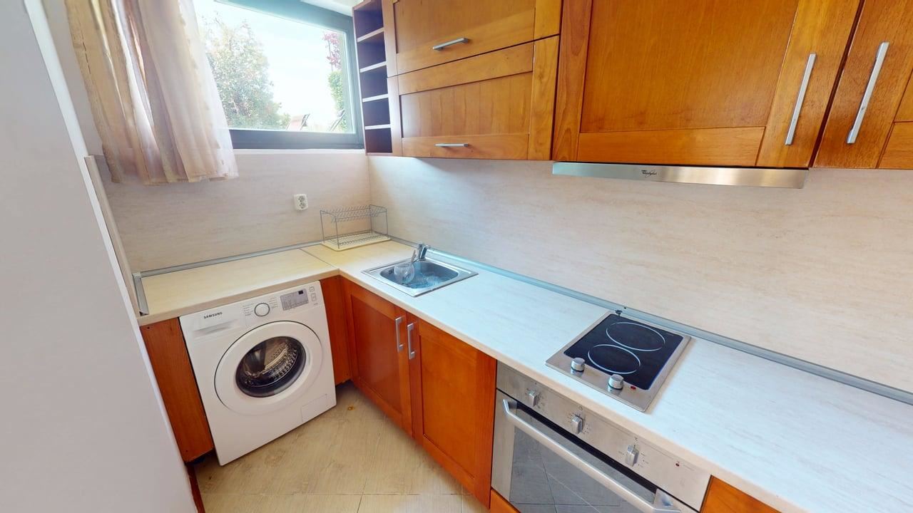 Zweizimmerwohnung mit direktem Zugang zur begrünten Anlage – vollständig möbliert und sofort bezugsfertig