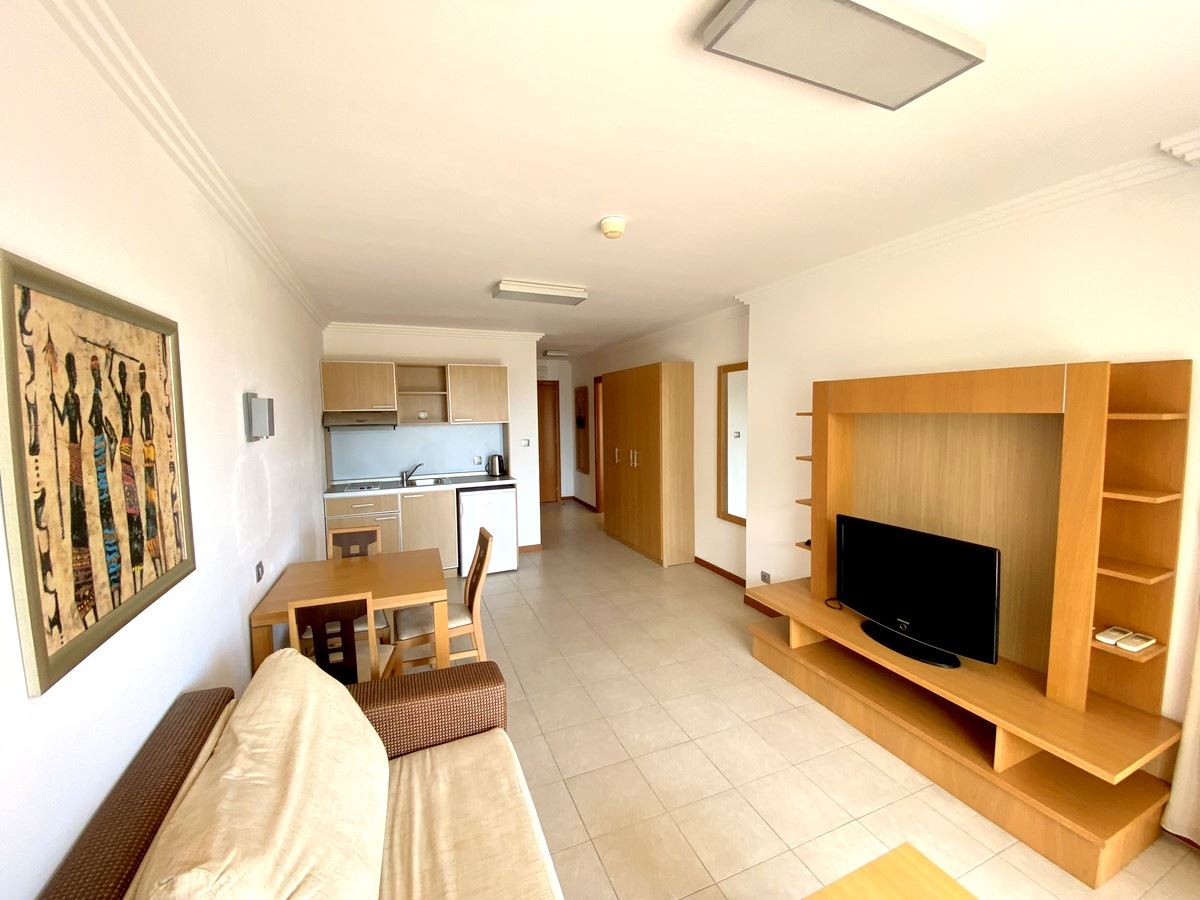 Zwei-Zimmer-Wohnung (mit einem Schlafzimmer) in erster Meereslinie in Ravda – Luxus, Natur und beeindruckender Poolblick