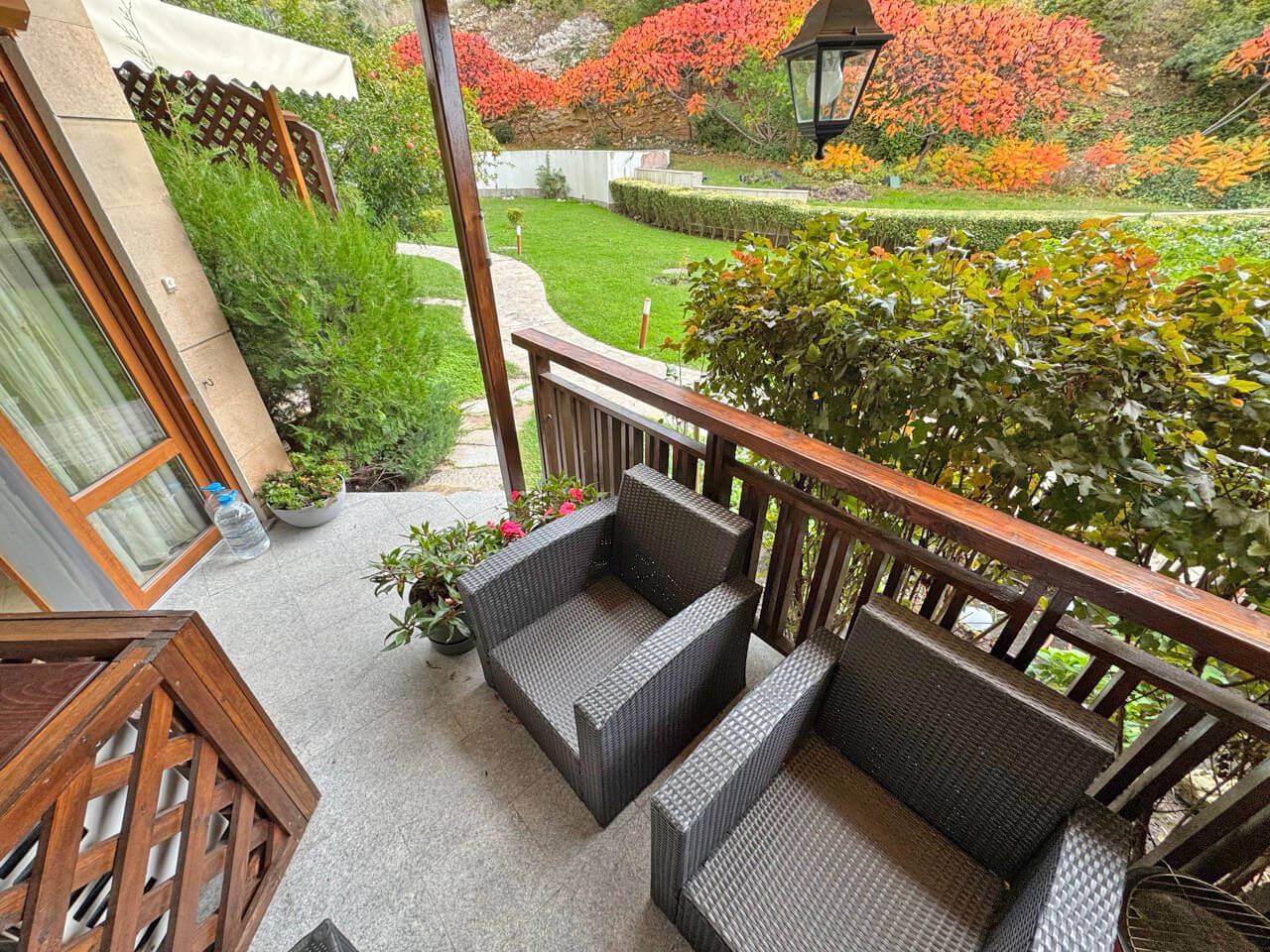 Elegante 2-Zimmer-Wohnung in erster Meereslinie in Sveti Vlas mit direktem Zugang zu Garten und Pool