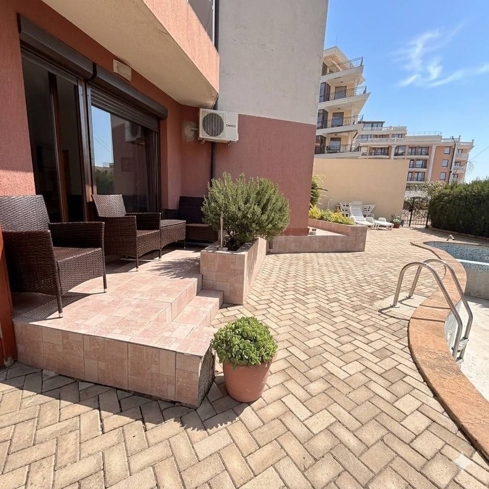 Sonniges Studio mit direktem Zugang zum Pool – Top-Lage in Sveti Vlas, 3–4 Minuten vom Strand entfernt