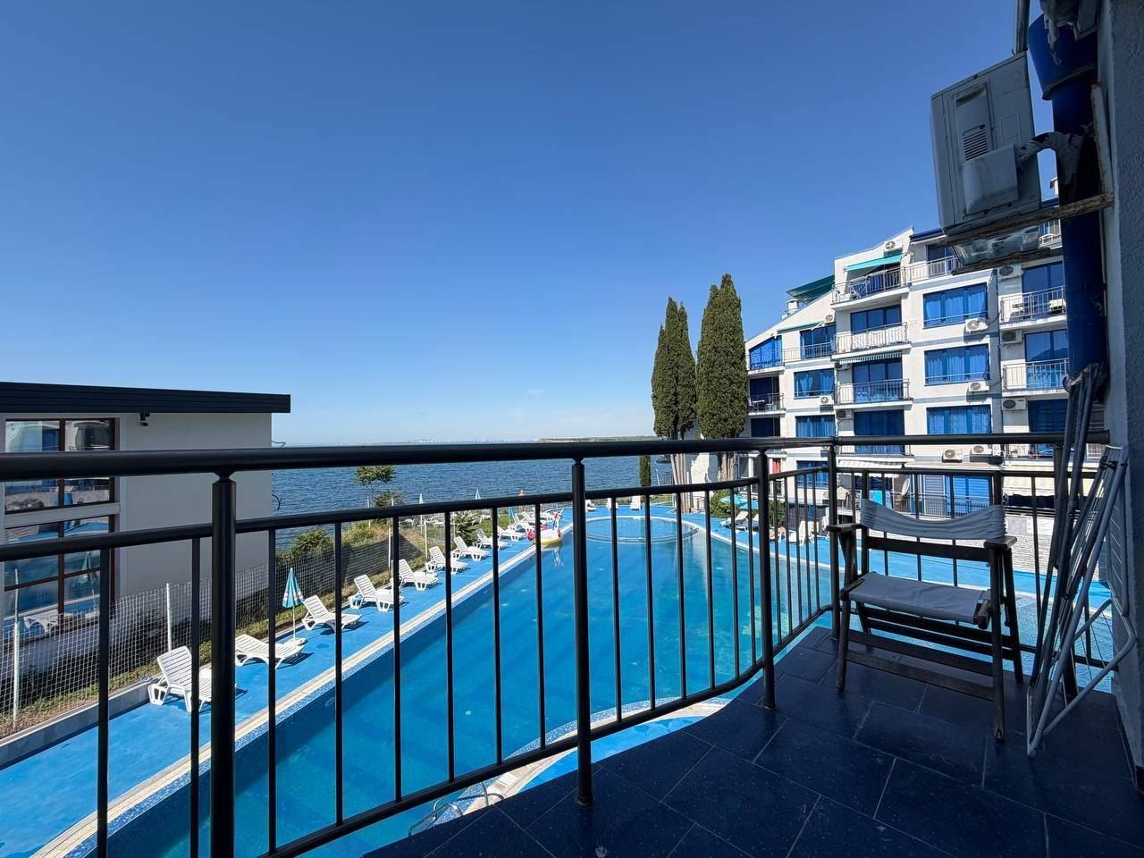 Wohnung mit einem Schlafzimmer in erster Meereslinie in Pomorie – Panoramablick auf das Meer und den Pool