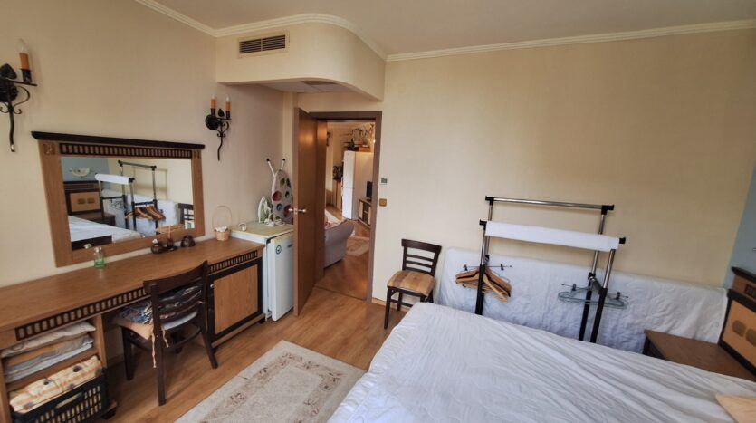 Zwei-Zimmer-Wohnung in erster Linie in Elenite mit Meerblick und ausgezeichnetem Investitionspotenzial