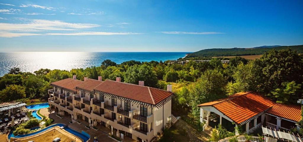 Zweizimmerwohnung in erster Meereslinie in Obzor – Komfort am Meer, SPA-Angebote und Ruhe im Grünen