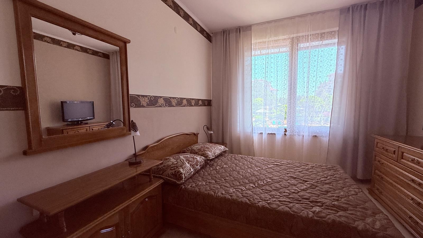 Luxuriöse 2-Zimmer-Wohnung in einer Anlage in Nessebar – 200 m vom Strand, Pool- und Gartenblick