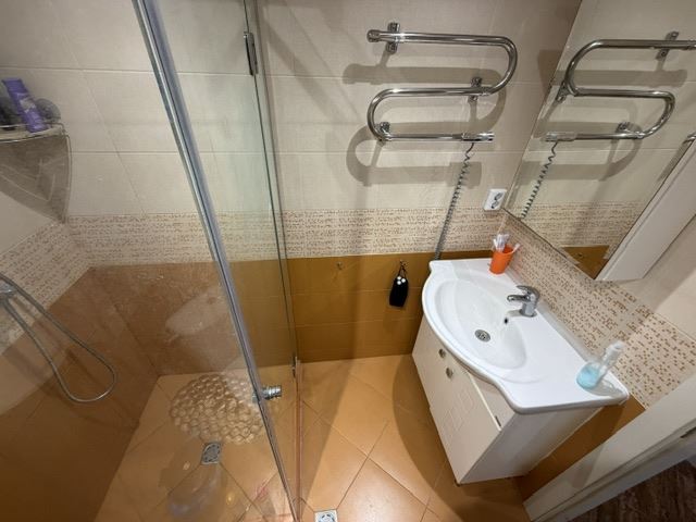 Geräumige Zwei-Zimmer-Wohnung mit Meerblick im Herzen von Sarafowo und der Möglichkeit zum Umbau in eine Drei-Zimmer-Wohnung
