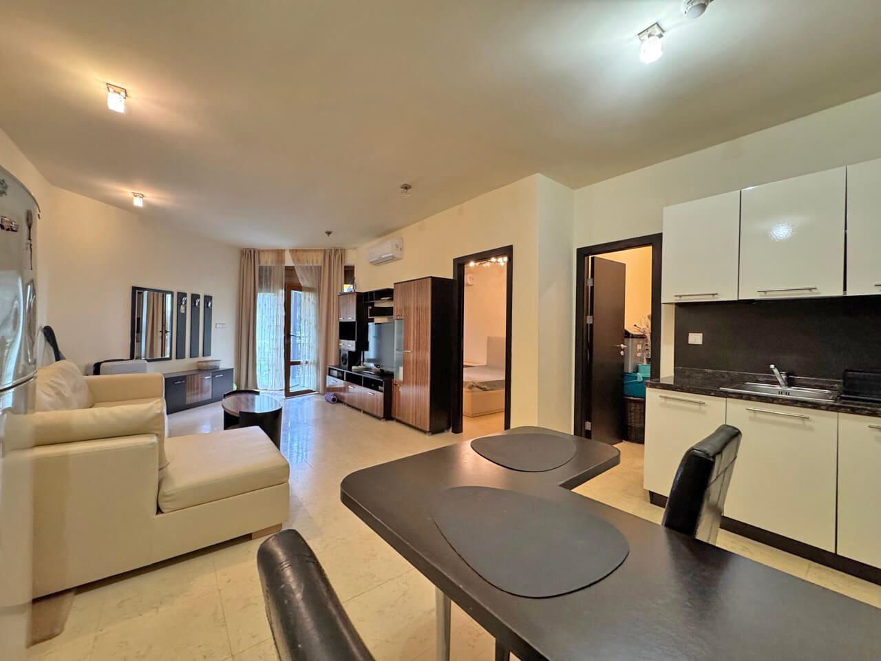 Elegante 2-Zimmer-Wohnung in erster Meereslinie in Sveti Vlas mit direktem Zugang zu Garten und Pool