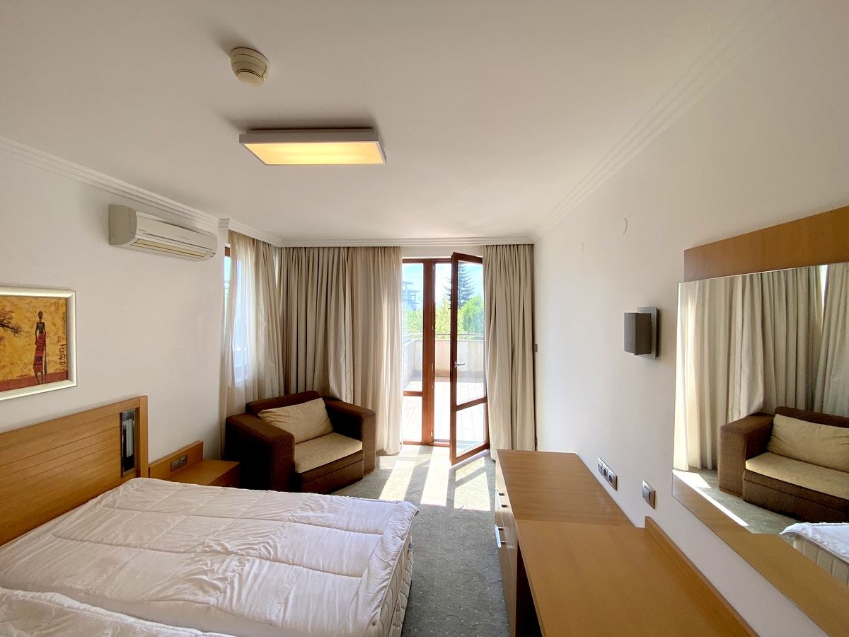 Zwei-Zimmer-Wohnung (mit einem Schlafzimmer) in erster Meereslinie in Ravda – Luxus, Natur und beeindruckender Poolblick