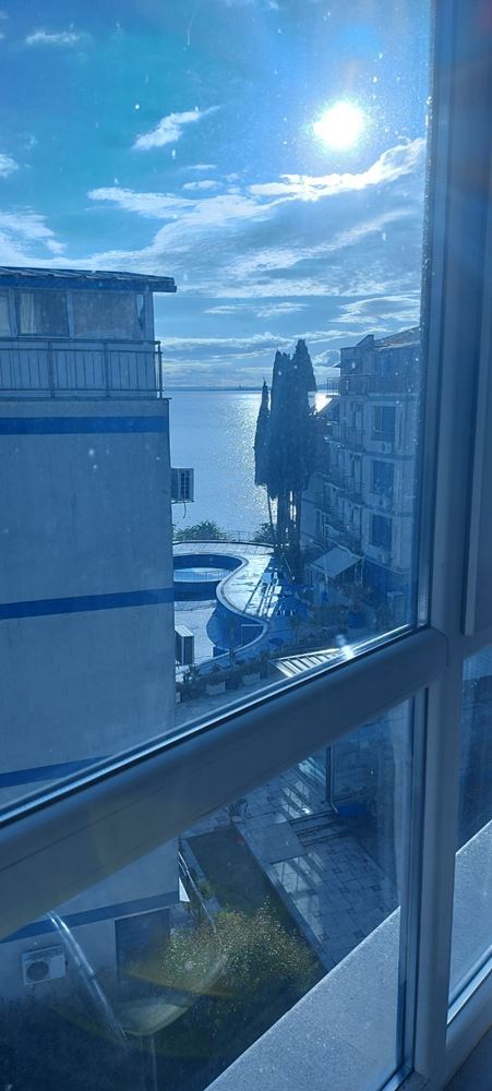 Pomorie – 3-Zimmer-Wohnung mit zwei Schlafzimmern und Meerblick in einer Anlage mit Swimmingpool und Parkplatz