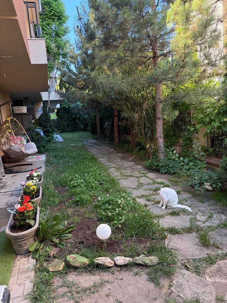 Geräumige Wohnung mit zwei Schlafzimmern und eigenem Garten nur 100 Meter vom Strand in Nessebar entfernt