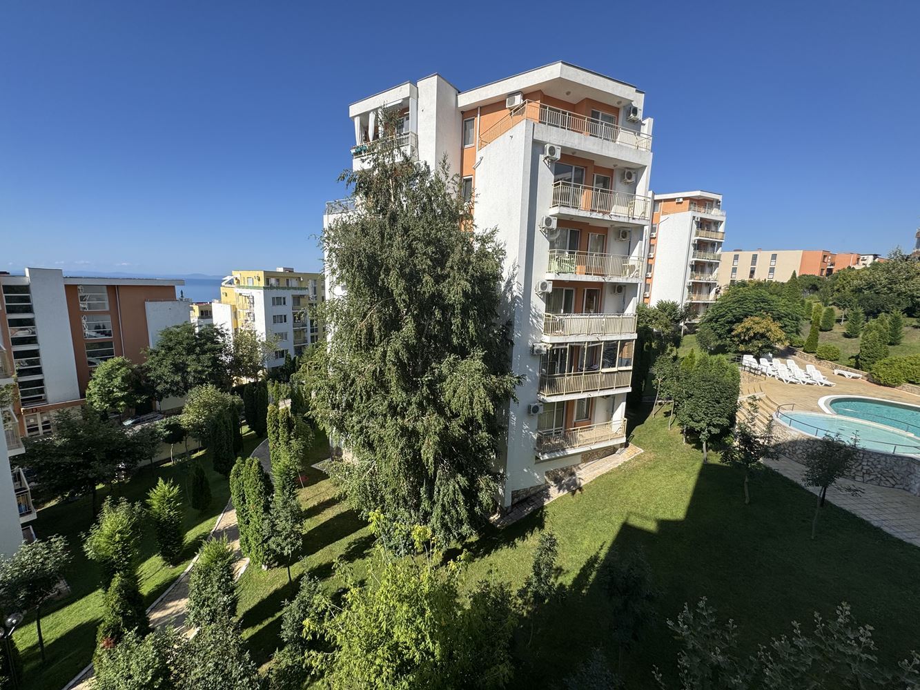 Geräumiges Studio in Sveti Vlas mit schönem Blick auf den Pool – hervorragende Investition am Meer
