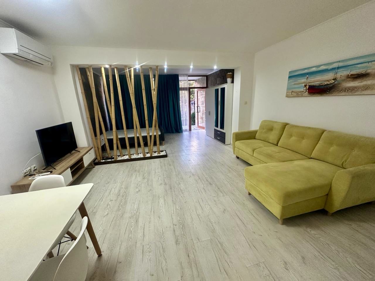 Geräumiges Erdgeschoss-Studio mit Terrasse und Möglichkeit zur Umwandlung in eine Ein-Zimmer-Wohnung – nur 300 m vom Meer