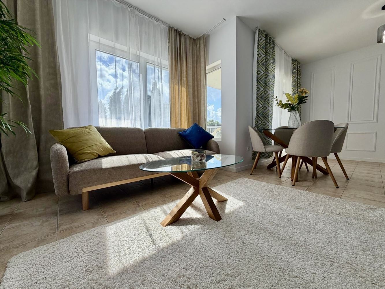 Stilvolle, modern möblierte Zweizimmerwohnung mit einem Schlafzimmer und Blick auf den Pool in Sveti Vlas