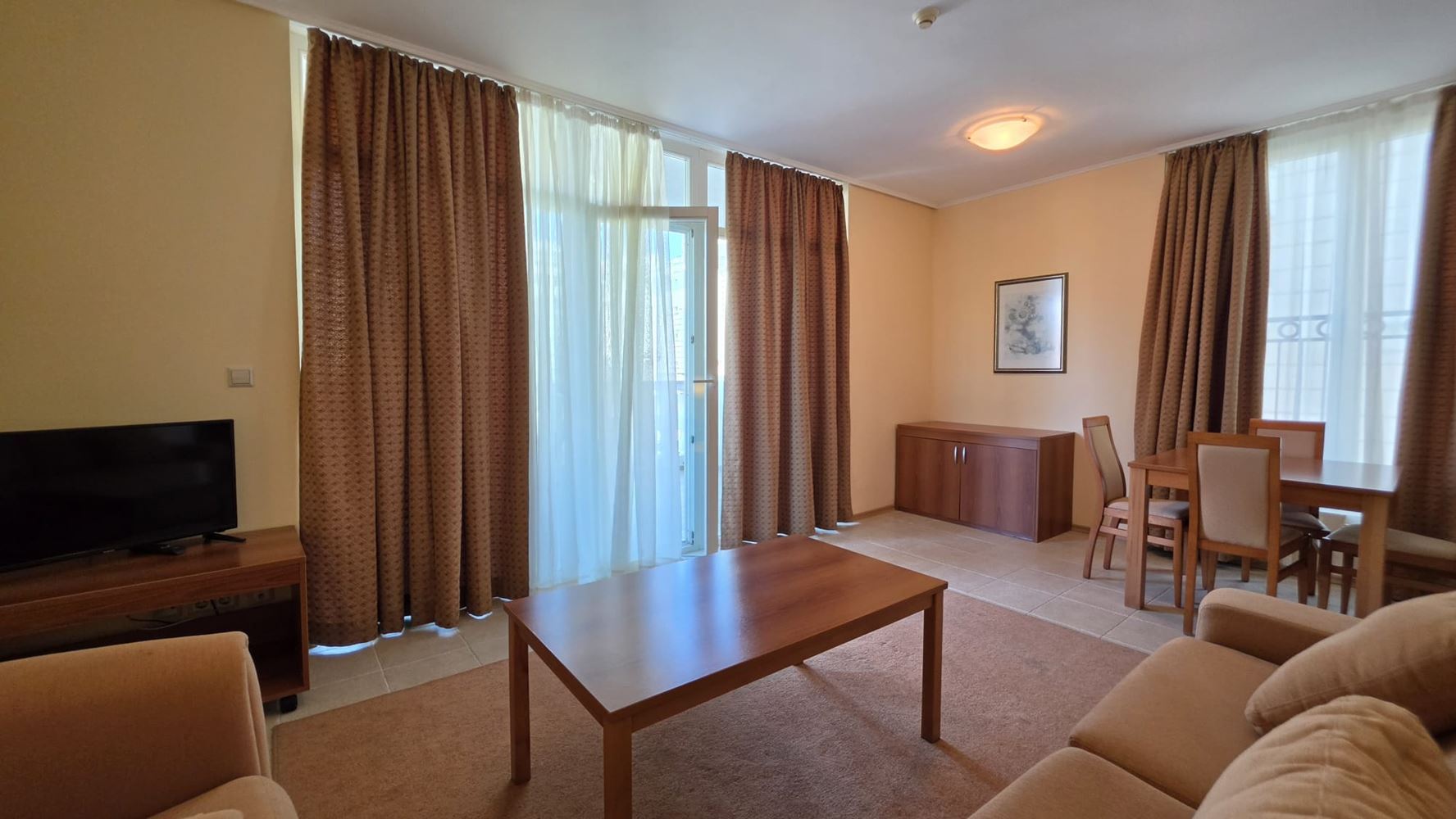 Geräumige 2-Zimmer-Wohnung mit einem Schlafzimmer in erster Meereslinie in Pomorie