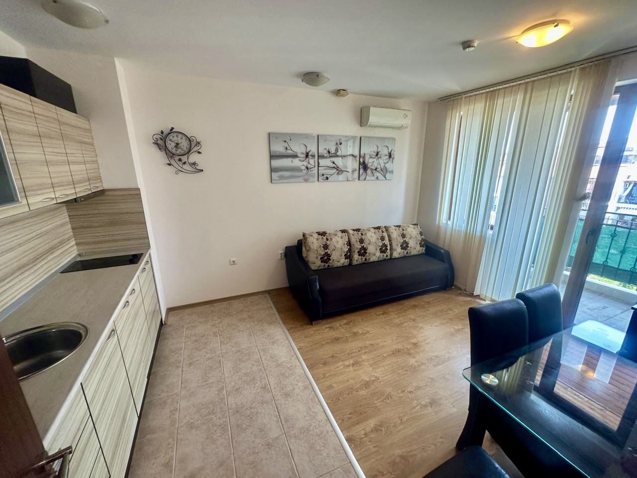 Geräumige Zweizimmerwohnung mit Blick auf den begrünten Innenhof in Nessebar