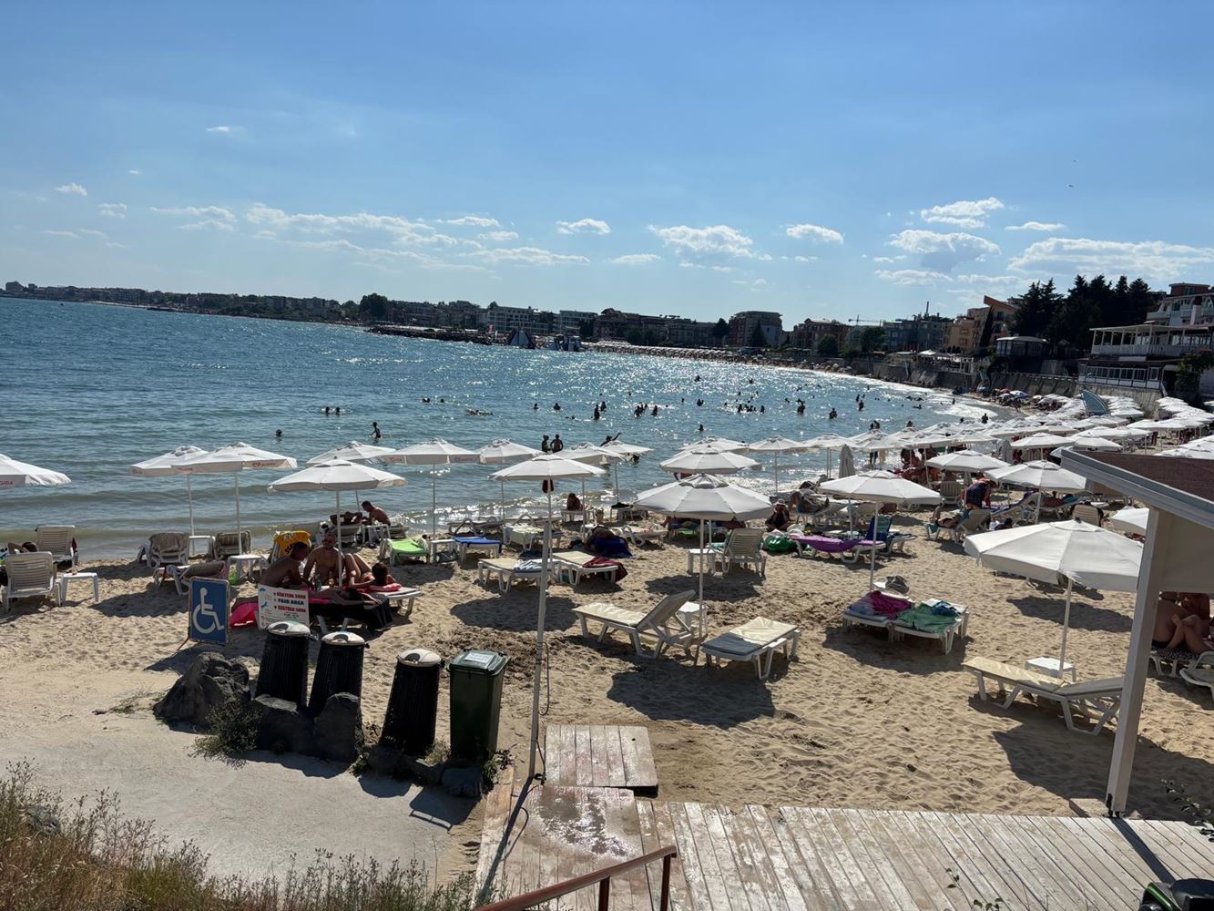 Geräumige Drei-Schlafzimmer-Wohnung mit Panoramablick auf das Meer nur 50 Meter vom Strand entfernt – niedrige Instandhaltungsgebühr!