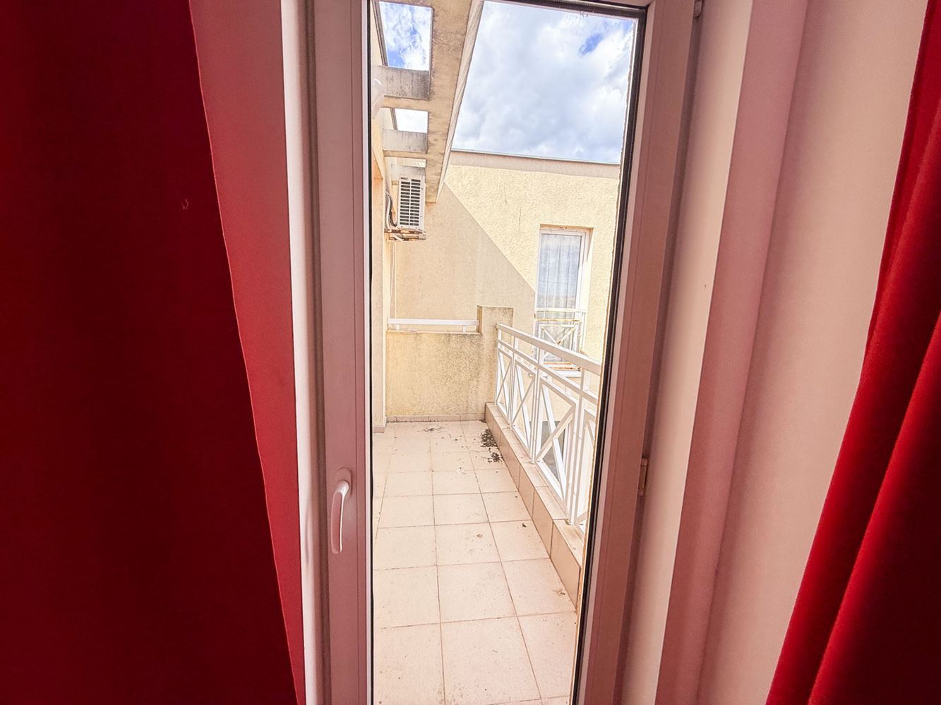 3-Zimmer-Wohnung mit Poolblick in einem gepflegten Komplex nahe Sonnenstrand