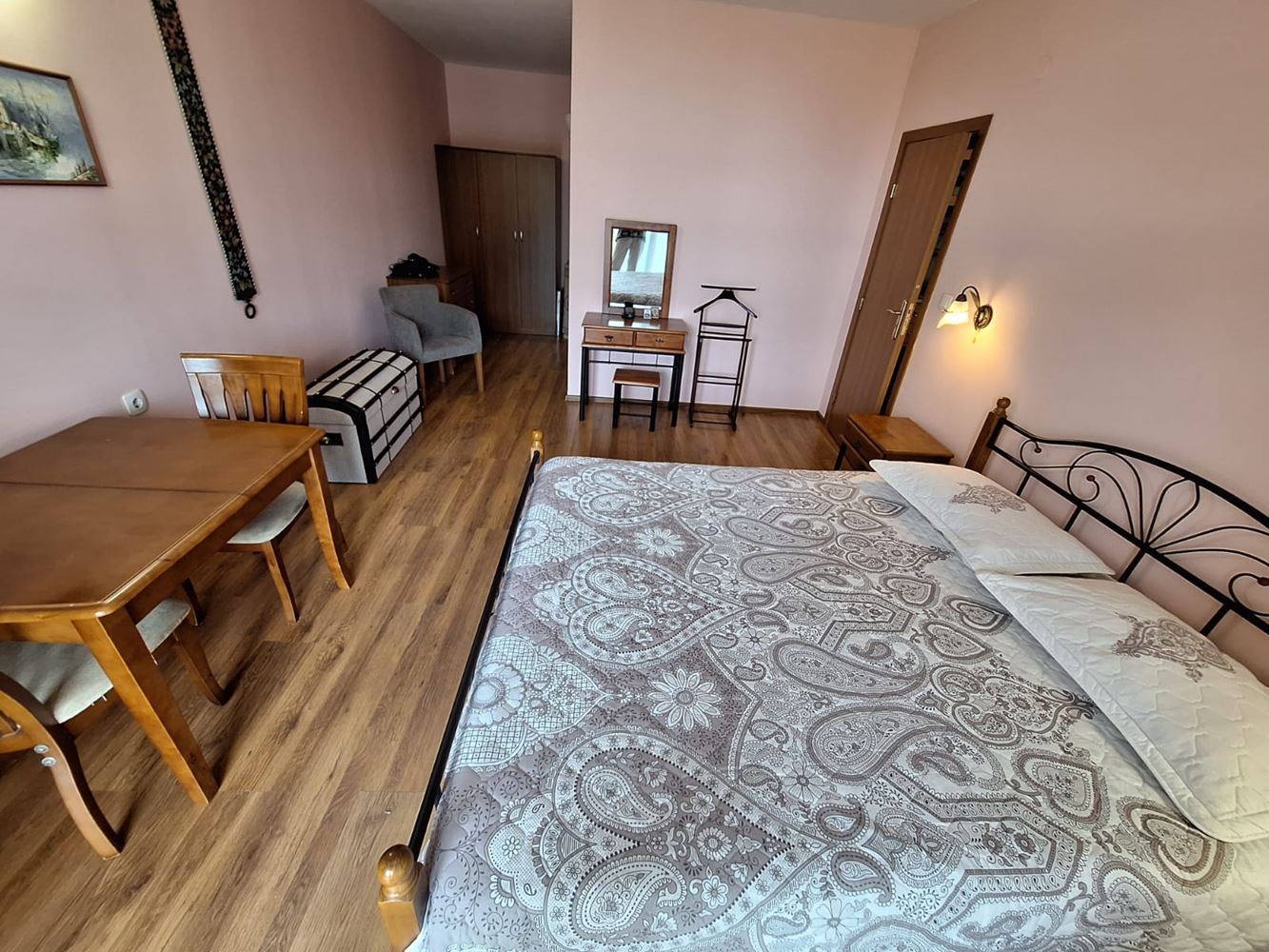 Geräumige und vollständig möblierte Zweizimmerwohnung in Strandnähe
