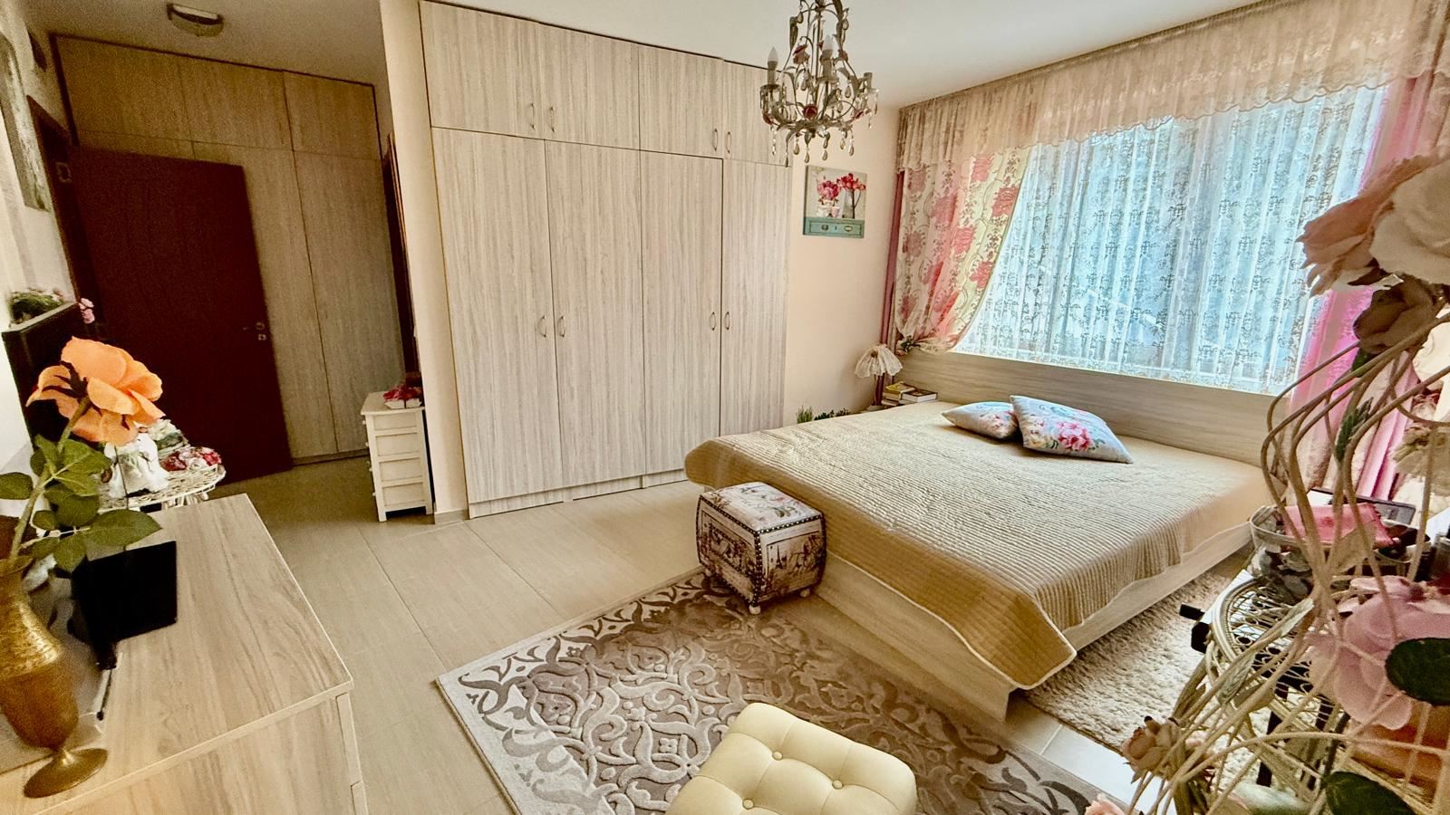 3-Zimmer-Wohnung in erster Meereslinie in Nessebar – Großzügigkeit, zwei Schlafzimmer und das Meer direkt vor der Anlage
