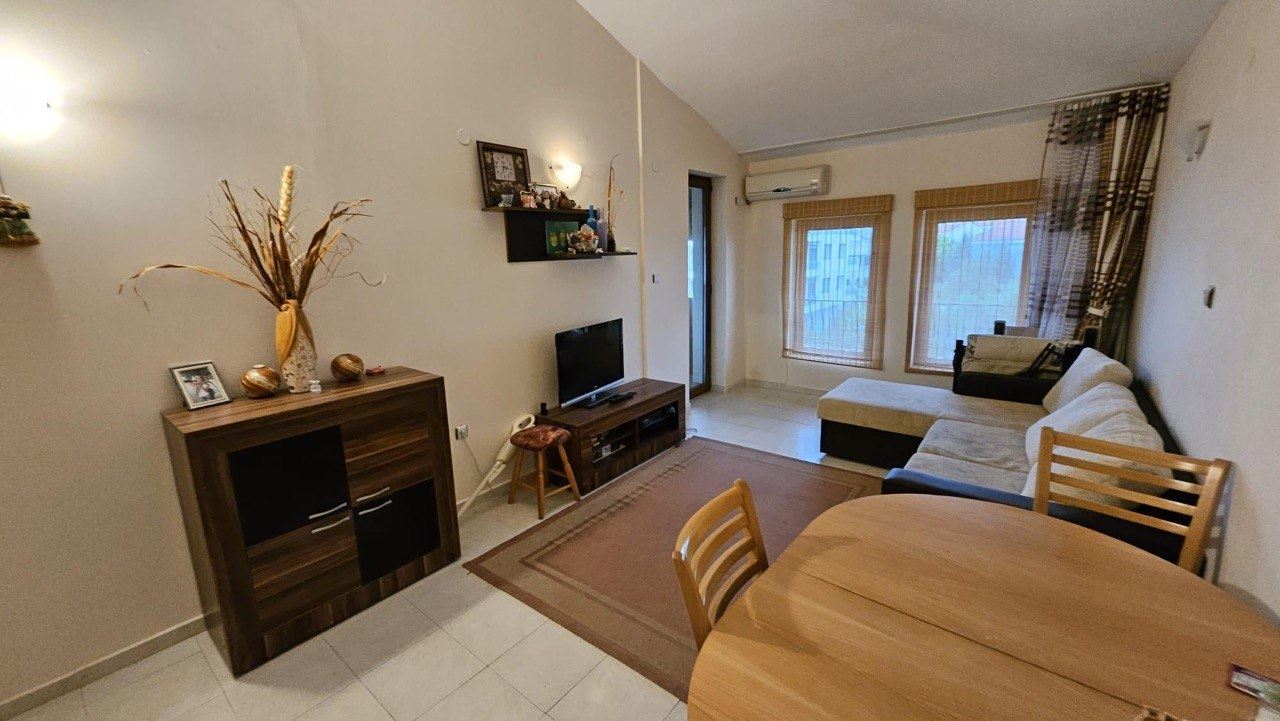Geräumige Drei-Zimmer-Wohnung in Sveti Vlas – nur 100 m vom Strand und Yachthafen entfernt