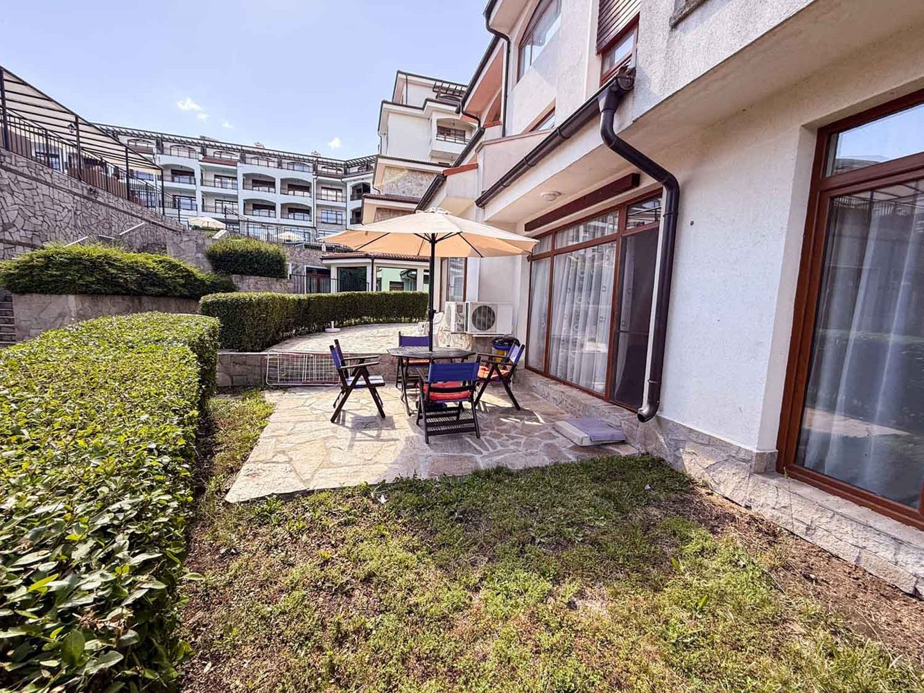Großzügige Zweizimmerwohnung mit kleinem Privatgarten und großer Veranda in einer Anlage bei Aheloy