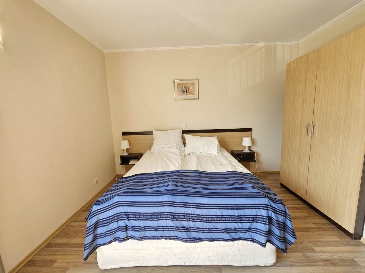 Luxuriöse Drei-Zimmer-Wohnung mit drei Schlafzimmern in erster Meereslinie in Obzor – Panoramablick auf Meer und Berge