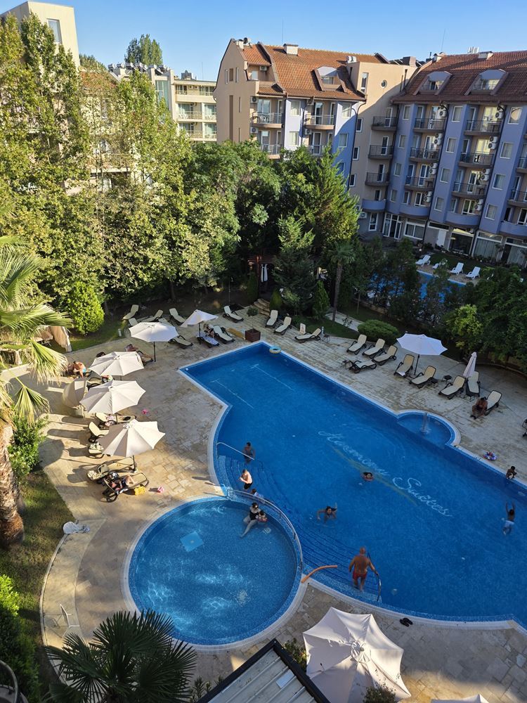 Herrliche Wohnung mit einem Schlafzimmer in einer Anlage in Sonnenstrand – Blick auf den Pool; Stil und Komfort