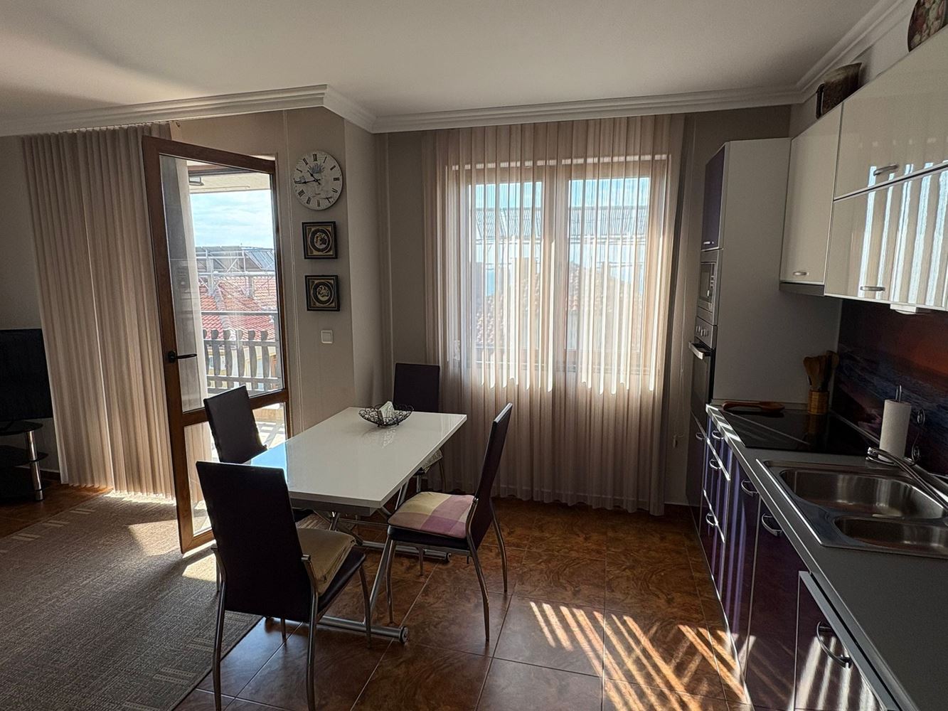 Drei-Zimmer-Wohnung mit Panoramablick auf das Meer in Sveti Vlas – 200 m vom Strand