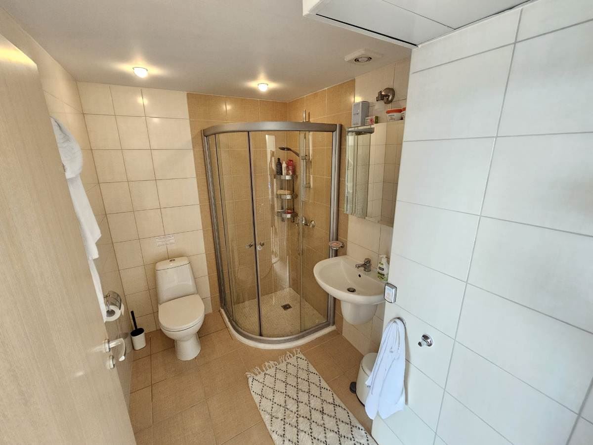 Luxuriöse Drei-Zimmer-Wohnung mit drei Schlafzimmern in erster Meereslinie in Obzor – Panoramablick auf Meer und Berge
