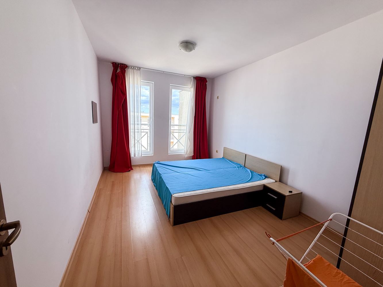 3-Zimmer-Wohnung mit Poolblick in einem gepflegten Komplex nahe Sonnenstrand