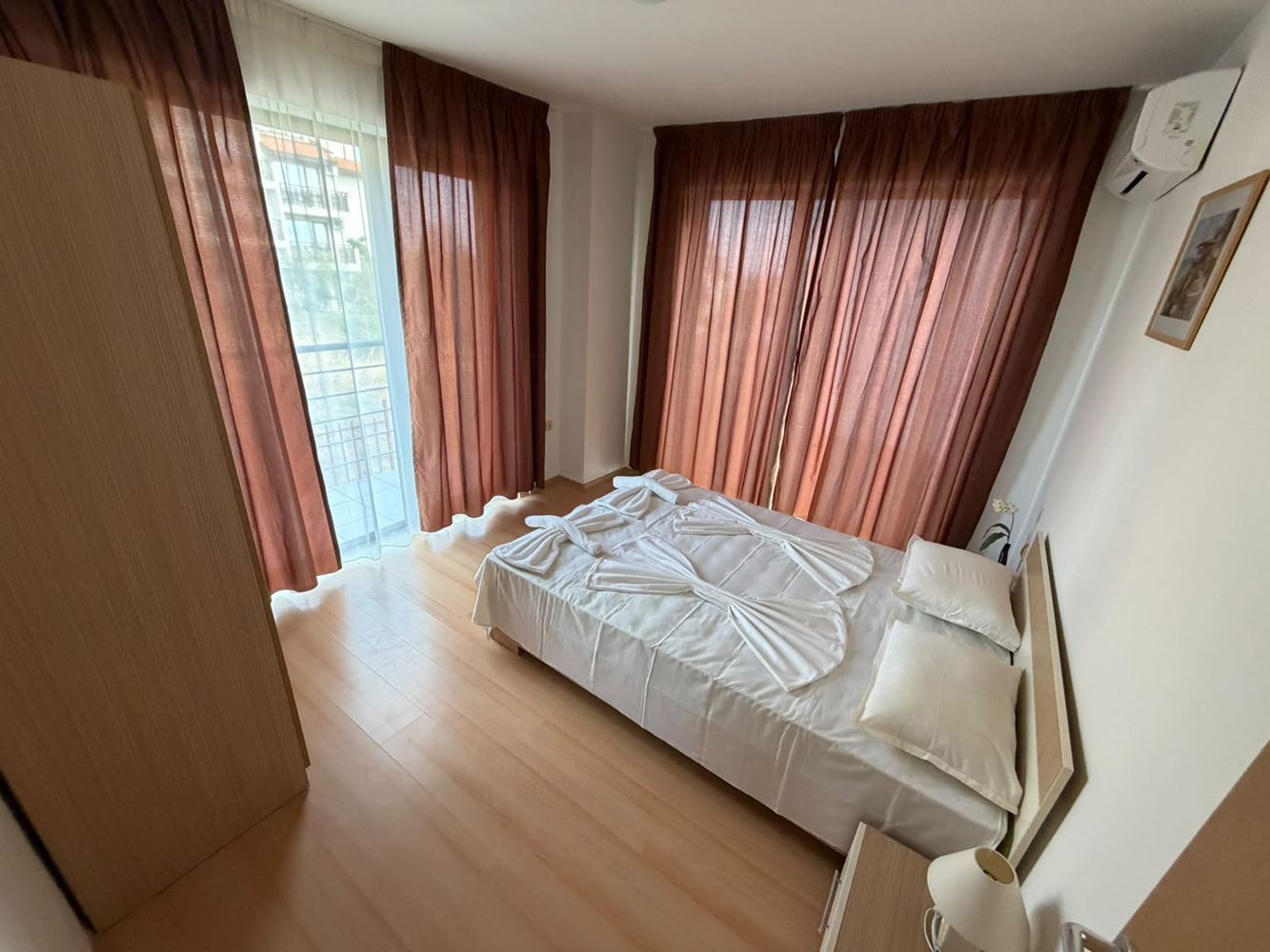 Geräumige Wohnung mit zwei Schlafzimmern mit Meer- und Bergblick in einer schönen geschlossenen Wohnanlage am Meer