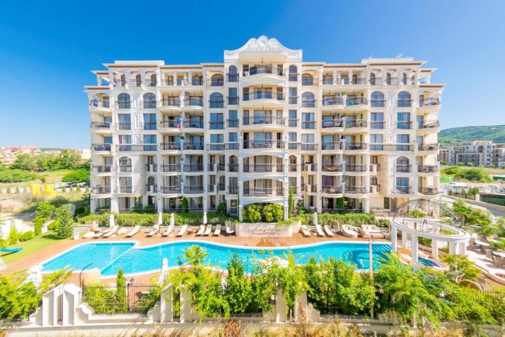 Luxuriöse 2-Zimmer-Wohnung mit Meerblick in einer prestigeträchtigen Anlage 200 Meter vom Strand in Sveti Vlas entfernt