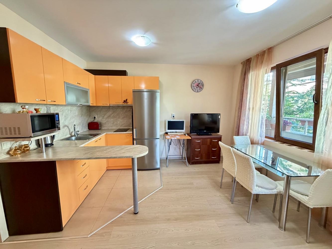 Sarafovo – Geräumige Zweizimmerwohnung mit Act 16, minimaler Instandhaltungsgebühr und kompletter Möblierung